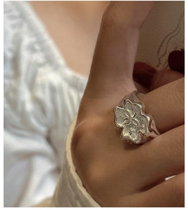 Détail de la bague en argent sterling S925 avec motifs floraux et gravures d'étoiles