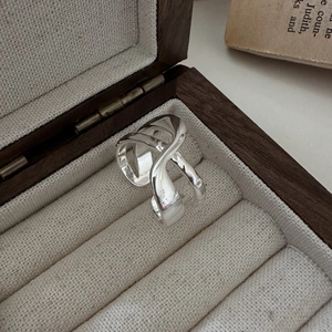 Anello minimalista in argento sterling S925 a doppio strato su custodia per gioielli
