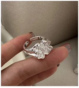 Détail de la bague en argent S925 avec texture liquide et gaufrage étoilé