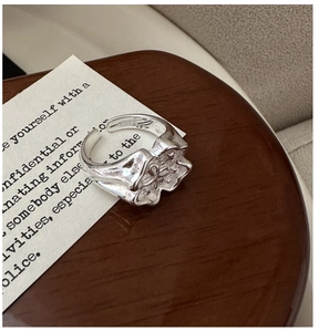Vue détaillée de la bague nœud liquide en argent S925 avec gravure de poinçon