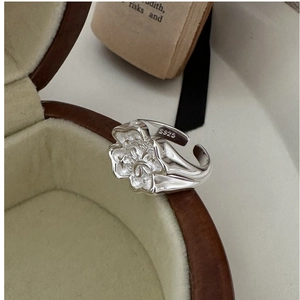 Vue macro détaillée d'une bague ouverte en argent S925 avec un motif floral 3D vintage