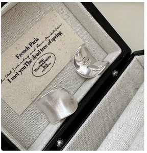 Nahaufnahme der S925 Sterlingsilber Ohrringe mit gebürsteter Textur in einer Schmuckschatulle