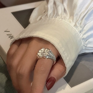 Bague fleur de camélia minimaliste en argent sterling S925 poli portée au doigt