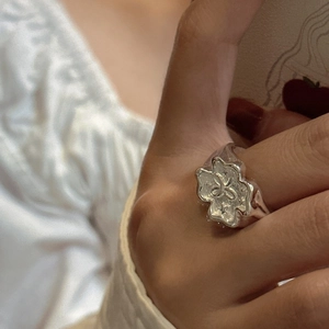 Bague rétro en argent S925 style métal liquide avec motif floral portée par un mannequin