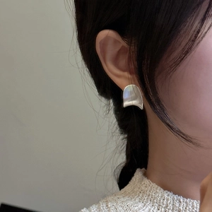 Minimalistische S925 Sterling Silber gebürstete Ohrringe am Modell in der Seitenansicht