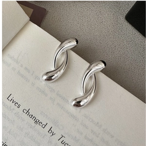 Detailed view of S925 sterling silver twisted knot earrings with a polished liquid metal finish