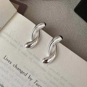 Minimalist S925 sterling silver curved crossover earrings with polished mirror finish