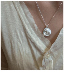 Detail von S925 Sterlingsilber Rosenanhänger an feiner Kette, getragen von Model
