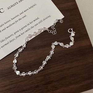 Minimalist S925 sterling silver heart-shaped chain bracelet on a dark wooden background