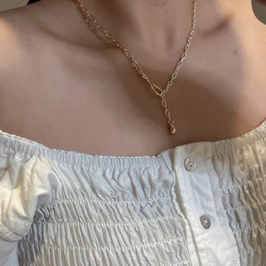 Minimalist S925 silver two-tone necklace with gold teardrop pendant on a model