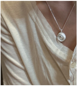 Detailansicht eines 925er Sterling Silber Rosenanhängers an einer Halskette am Hals