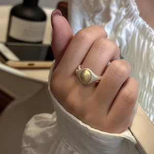 S925 sterling silver ring with matte gold bean accent on hand, minimalist retro style