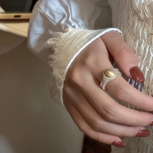 Minimalist S925 sterling silver frosted gold bean ring with a retro two-tone finish