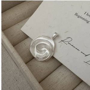 Nahaufnahme von S925 Sterlingsilber Rosenanhänger mit matter gebürsteter Textur