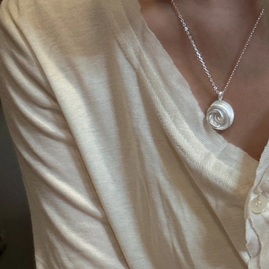 Eleganter S925 Sterling Silber Rosenanhänger an Halskette für Damen auf einem Model