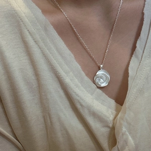 Halskette mit Rosenanhänger aus 925er Sterlingsilber mit mattem Finish für Damen