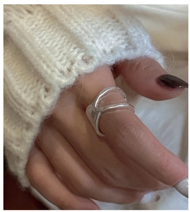 Close-up of S925 sterling silver irregular double-layer ring on model's thumb
