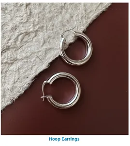 Vue rapprochée du poinçon S925 sur des boucles d'oreilles créoles polies en argent