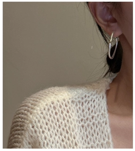 Nahaufnahme eines Models mit minimalistischen silbernen Creolen im Liquid-Stil