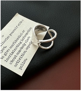 Detail of S925 sterling silver double-layer ring with vintage hammered texture finish