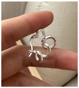 Dettaglio ravvicinato dell'orecchino a cuore in argento sterling S925 con punzone