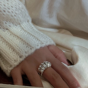 Minimalist S925 sterling silver croissant ring featuring a glossy striped texture finish