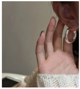 Gros plan de boucles d'oreilles créoles minimalistes en argent S925 au look élégant