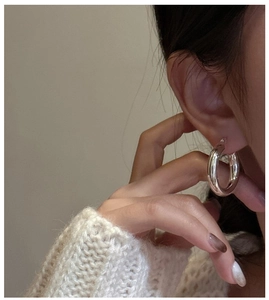 Créoles classiques en argent sterling S925 portées par un mannequin au style minimal