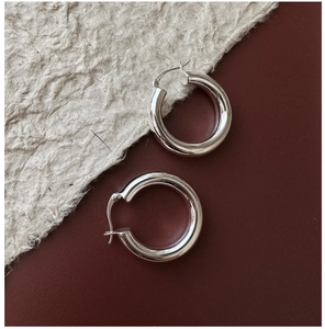 Détail du poinçon S925 sur des boucles d'oreilles créoles en argent poli
