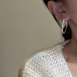 Minimalistische S925 Sterling Silber Wellen-Creolen an einem weiblichen Model