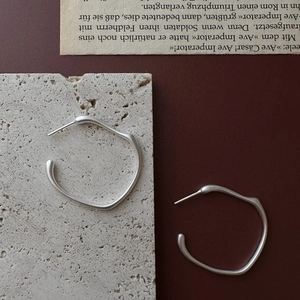 Minimalistische S925 Silber Creolen matt im unregelmäßigen flüssigen organischen Design