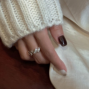 Minimalist S925 sterling silver heart-shaped ring with polished finish on model's hand