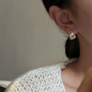 Orecchino a spirale in argento sterling S925 dal design moderno indossato dal modello