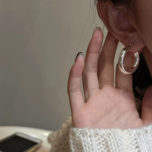 Boucles d'oreilles créoles épaisses en argent S925 portées pour un style moderne