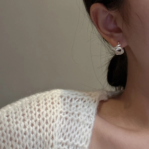 Ear cuff minimalisti in argento S925 con design a spirale a filo telefonico indossati da modella