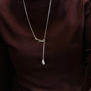 Minimalist S925 silver Y-shaped necklace featuring a natural baroque pearl on a model