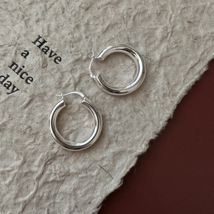 Créoles épaisses minimalistes en argent sterling S925 avec fini métallique poli