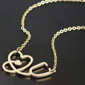 Gouden stethoscoop hart hanger ketting op zwarte achtergrond voor medische professionals