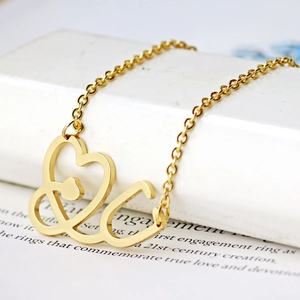 Gouden halsketting met stethoscoop hart hanger op een geschenkdoos voor medici