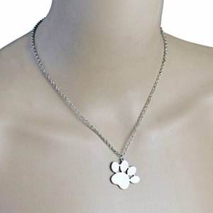 Collana con pendente a forma di zampa in acciaio inossidabile lucido su busto minimalista