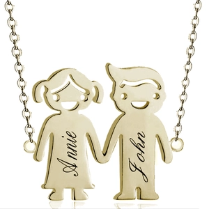 Detail der personalisierten Jungen- und Mädchen-Anhänger mit Namensgravur auf Goldkette