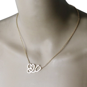 Detailopname van de gouden stethoscoop-hart hanger ketting op een hals-mannequin-display