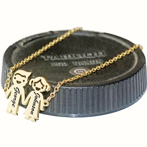 Personalisierte goldene Edelstahlkette mit Namensgravur auf Jungen und Mädchen Anhänger
