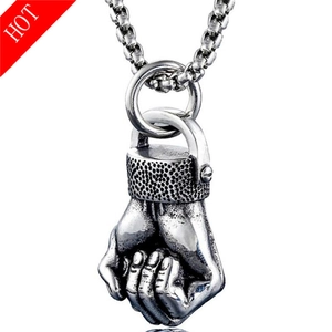 Dettaglio del ciondolo a pugno in argento vintage con trama e catena box maschile