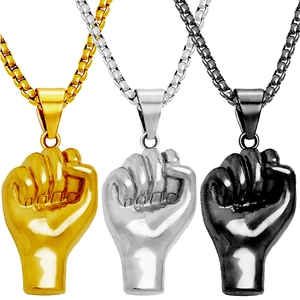 Detailansicht der Faustanhänger in Gold, Silber und Schwarz mit robusten Box-Ketten