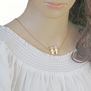 Personalisierte Goldkette mit süßem Jungen- und Mädchen-Anhänger an einer feinen Kette