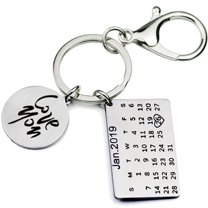 Dettaglio portachiavi in acciaio argento con incisione love mom e ciondolo calendario