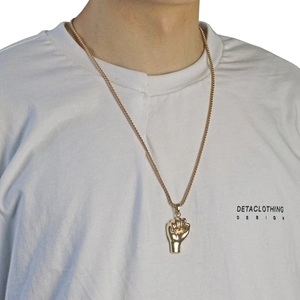 Goldene Faust-Halskette an männlichem Model mit minimalistischer Edelstahlkette