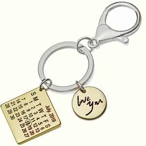 Dettaglio di un portachiavi con calendario dorato personalizzato e ciondolo love you