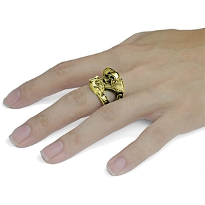 Detaillierte Nahaufnahme des goldenen Ghost Rider Totenkopf Rings im Punk Stil
